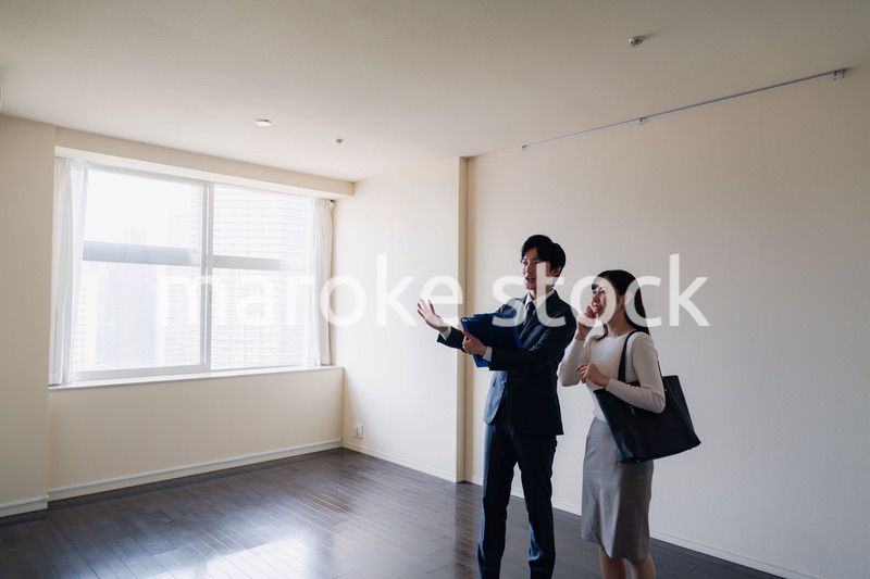 物件の内覧をする若い女性