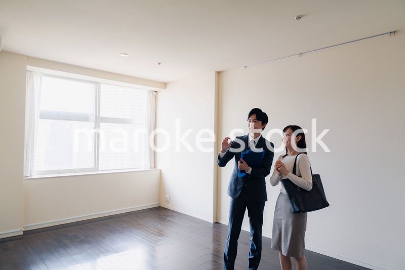 物件の内覧をする若い女性