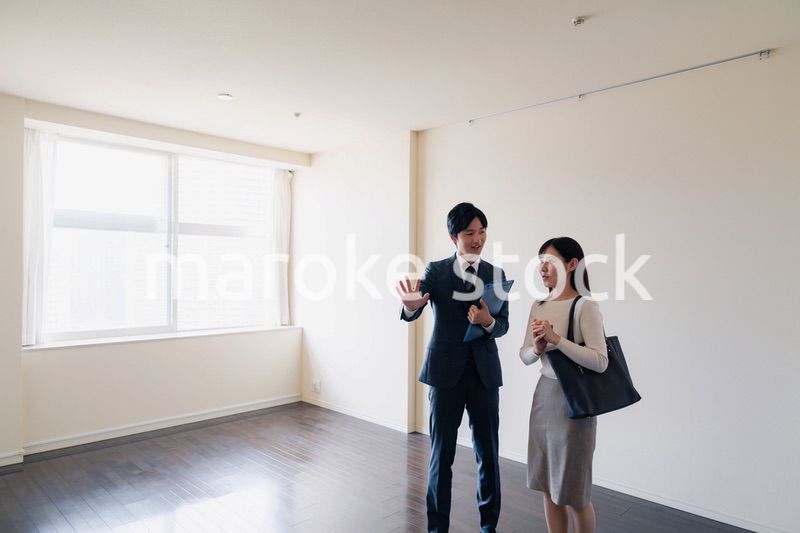 物件の内覧をする若い女性