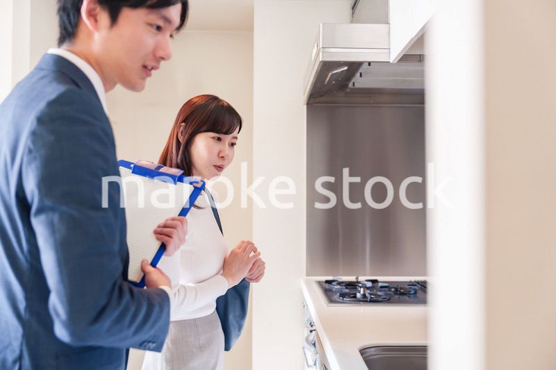 不動産見学の案内をする不動産会社のスタッフ