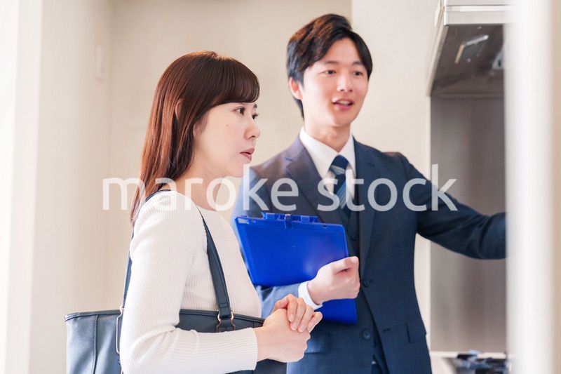 不動産見学の案内をする不動産会社のスタッフ