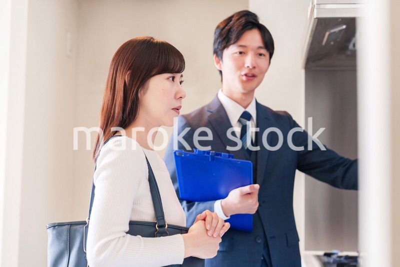 不動産見学の案内をする不動産会社のスタッフ