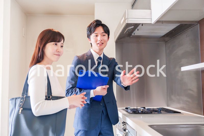 不動産見学の案内をする不動産会社のスタッフ