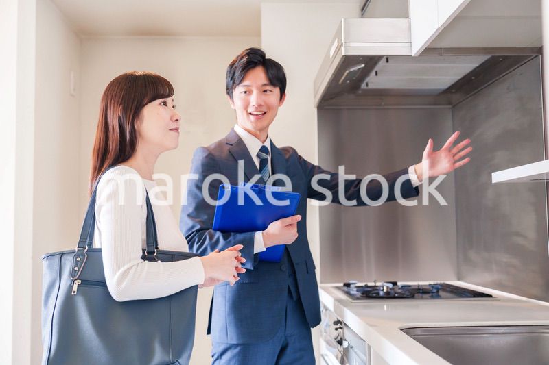 不動産見学の案内をする不動産会社のスタッフ