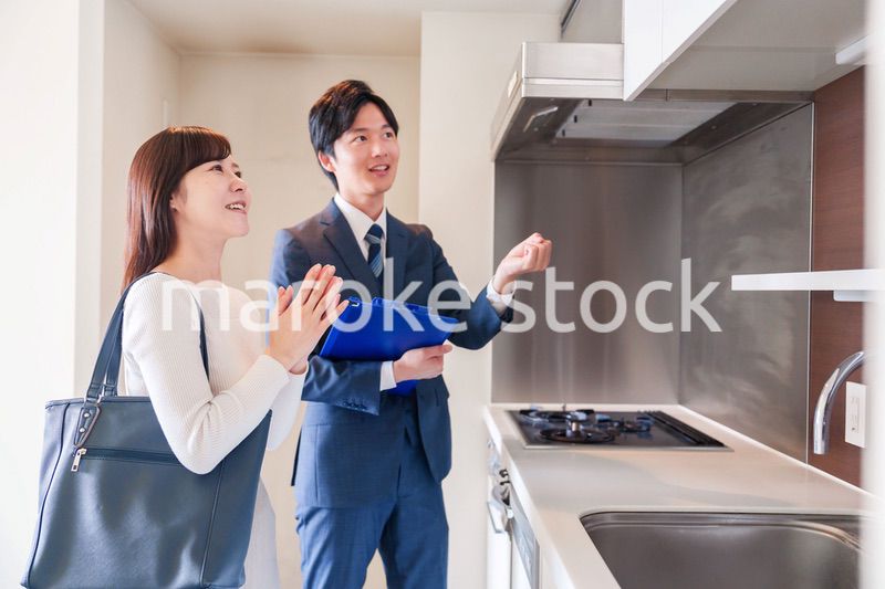 不動産見学の案内をする不動産会社のスタッフ