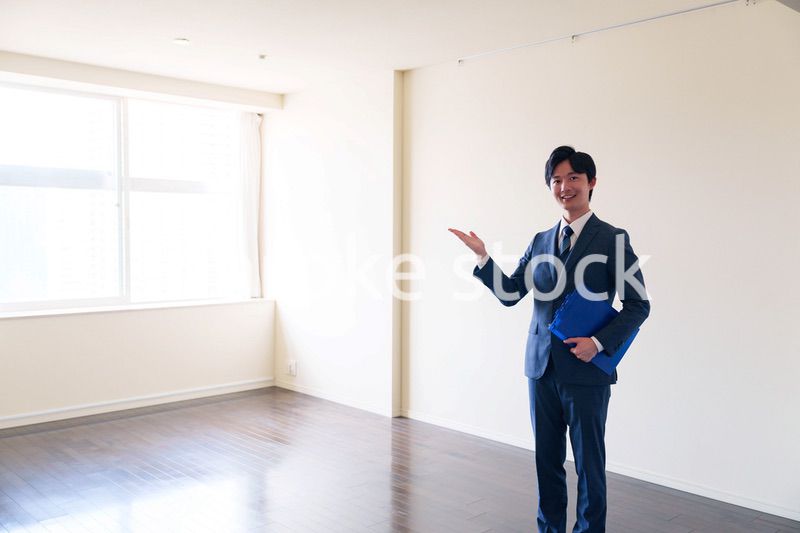 中古マンションの案内をする不動産会社の男性スタッフ