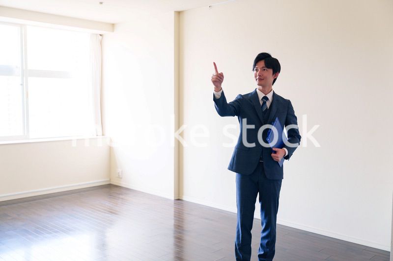 中古マンションの案内をする不動産会社の男性スタッフ