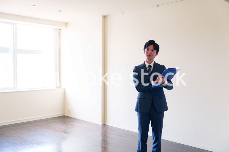 中古マンションの案内をする不動産会社の男性スタッフ