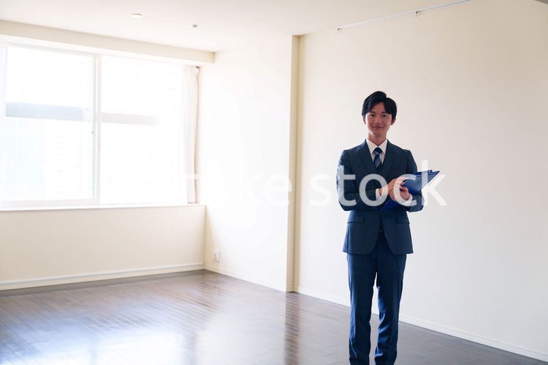 中古マンションの案内をする不動産会社の男性スタッフ