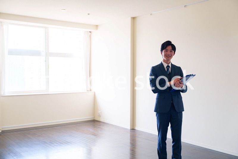 中古マンションの案内をする不動産会社の男性スタッフ