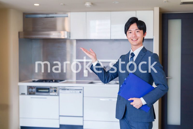 中古マンションの案内をする不動産会社の男性スタッフ
