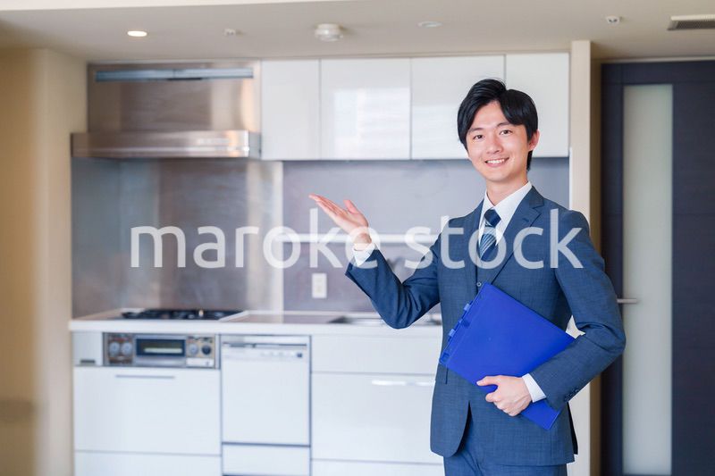 中古マンションの案内をする不動産会社の男性スタッフ