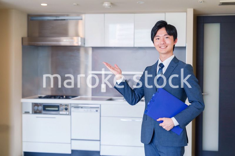 中古マンションの案内をする不動産会社の男性スタッフ