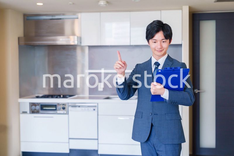 中古マンションの案内をする不動産会社の男性スタッフ