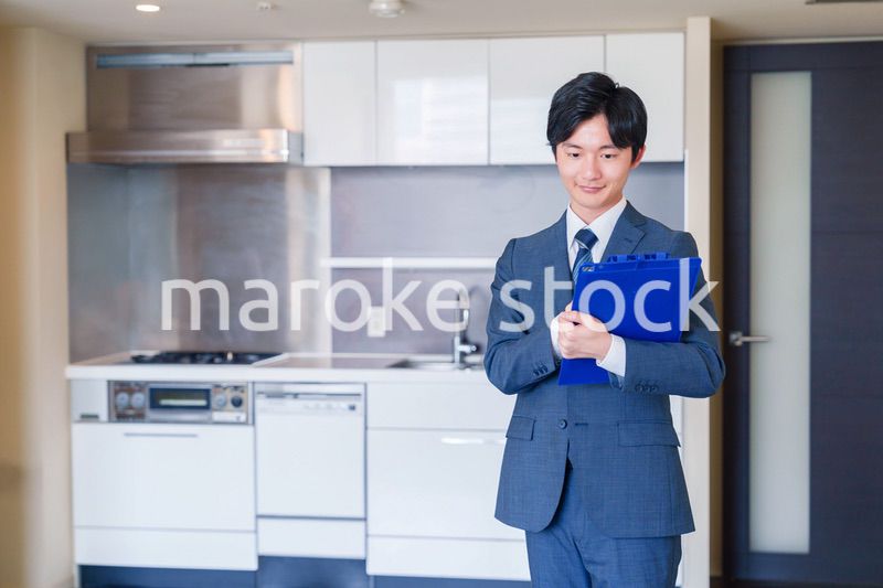 中古マンションの案内をする不動産会社の男性スタッフ