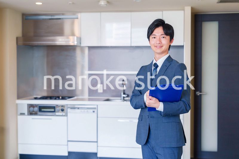 中古マンションの案内をする不動産会社の男性スタッフ