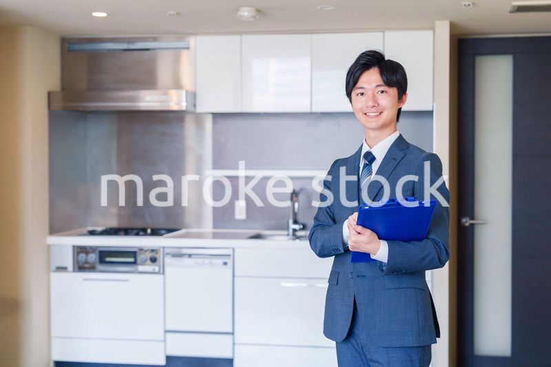中古マンションの案内をする不動産会社の男性スタッフ