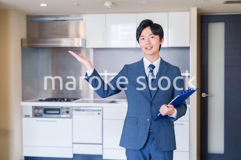 中古マンションの案内をする不動産会社の男性スタッフ