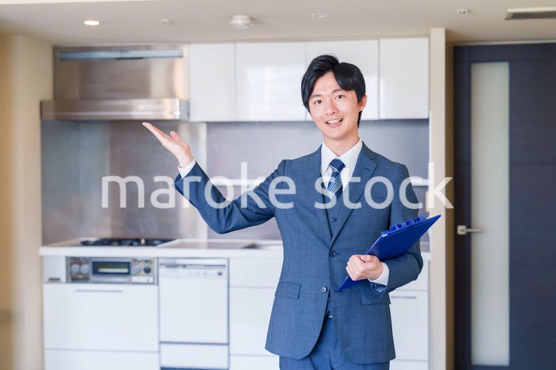 中古マンションの案内をする不動産会社の男性スタッフ
