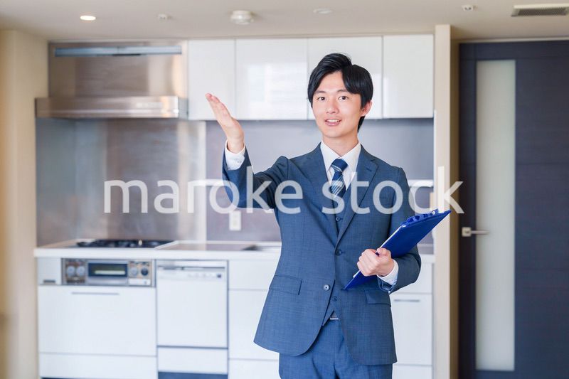 中古マンションの案内をする不動産会社の男性スタッフ