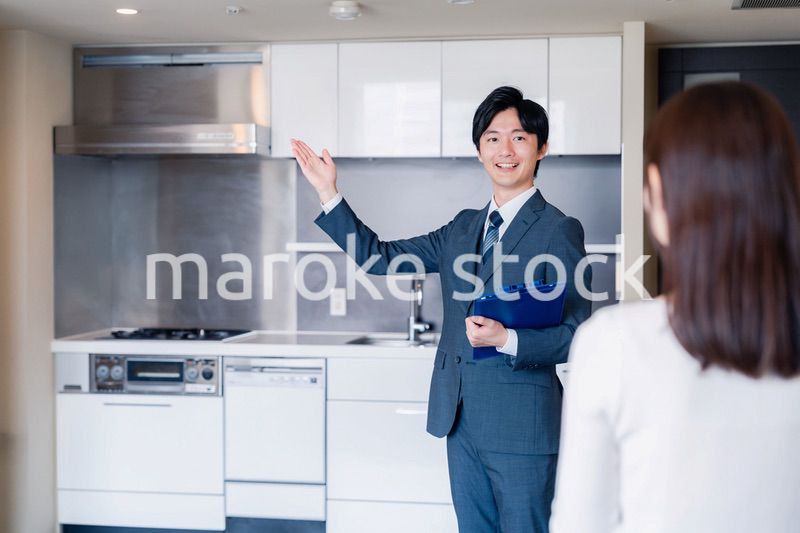 マンションの中を案内する不動産会社の男性