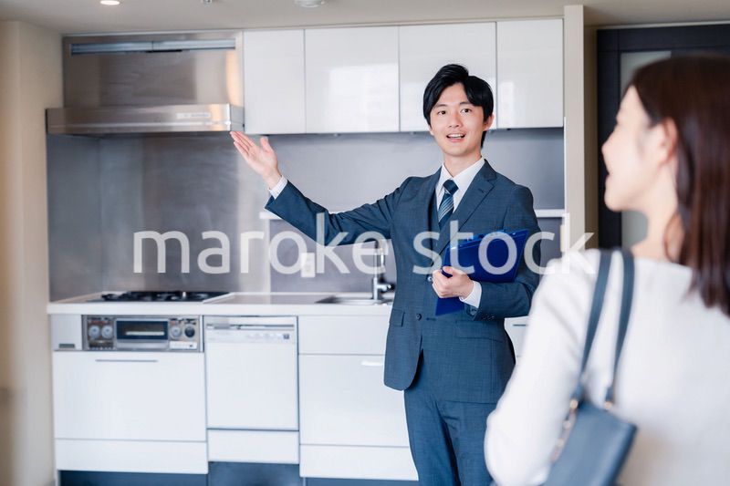 マンションの中を案内する不動産会社の男性