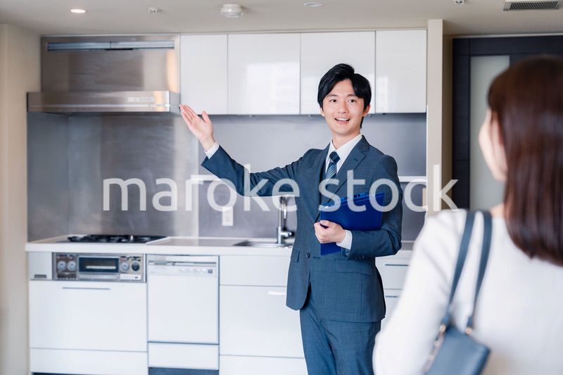 マンションの中を案内する不動産会社の男性