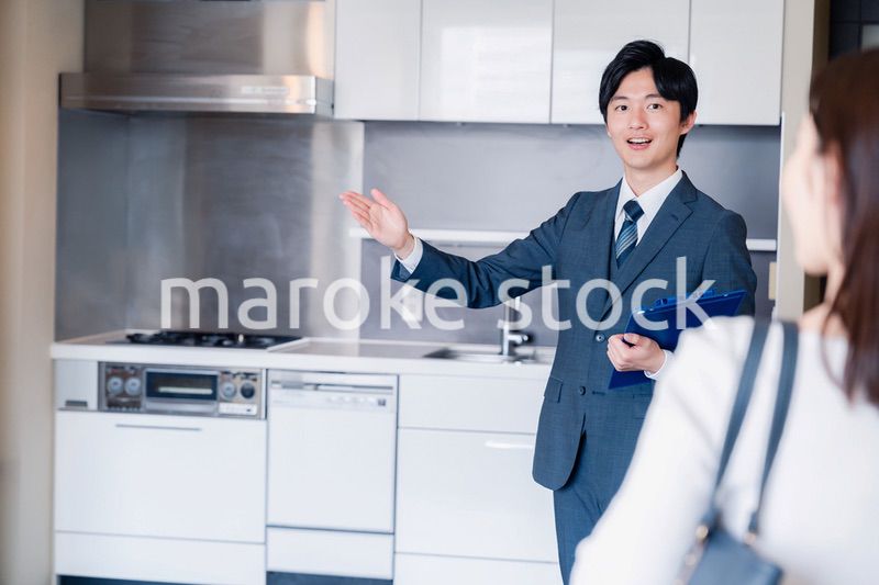 マンションの中を案内する不動産会社の男性