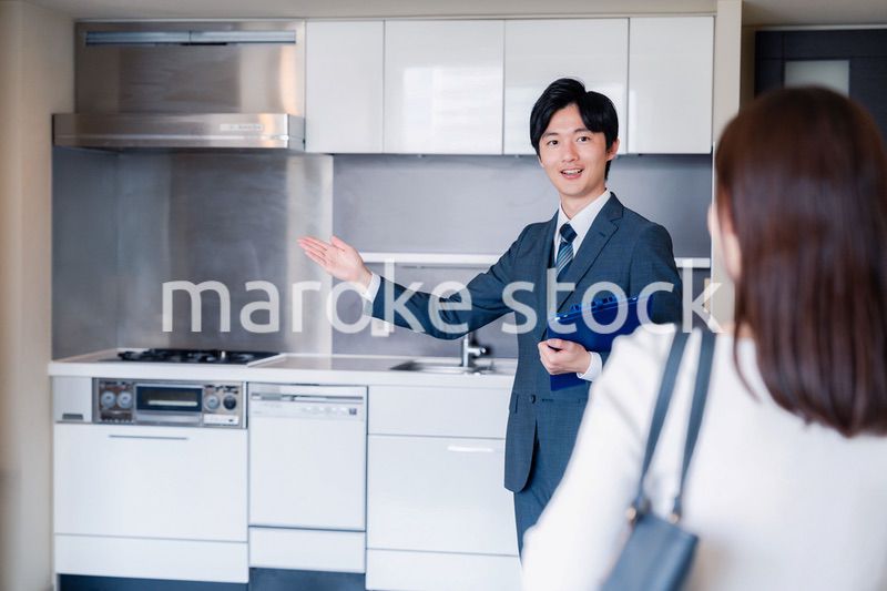 マンションの中を案内する不動産会社の男性