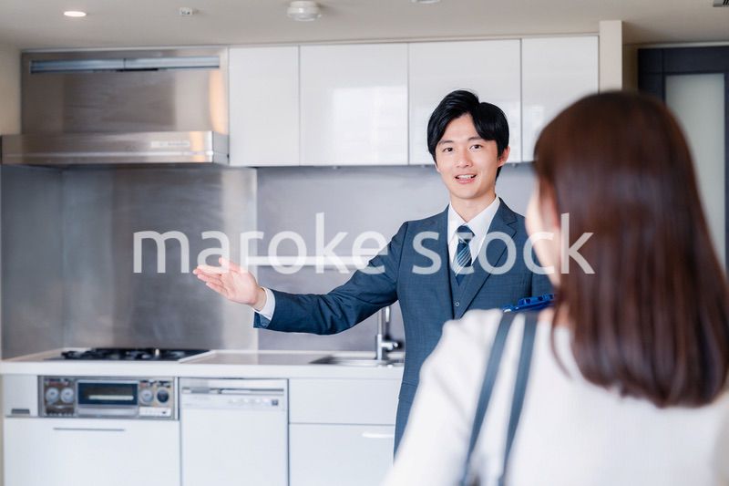 マンションの中を案内する不動産会社の男性
