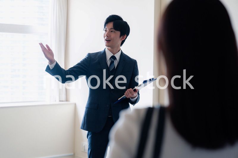 マンションの中を案内する不動産会社の男性