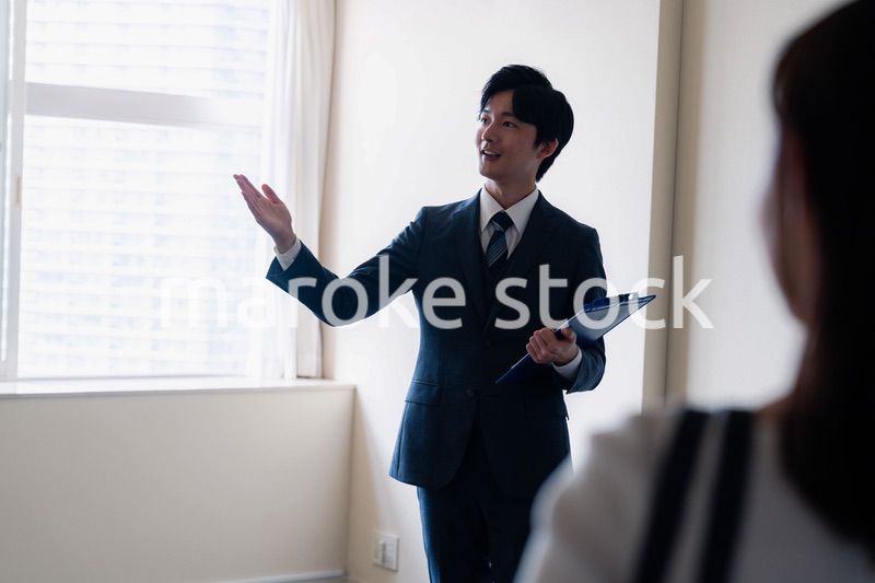 マンションの中を案内する不動産会社の男性