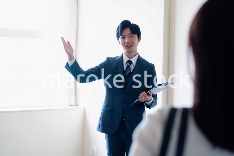マンションの中を案内する不動産会社の男性