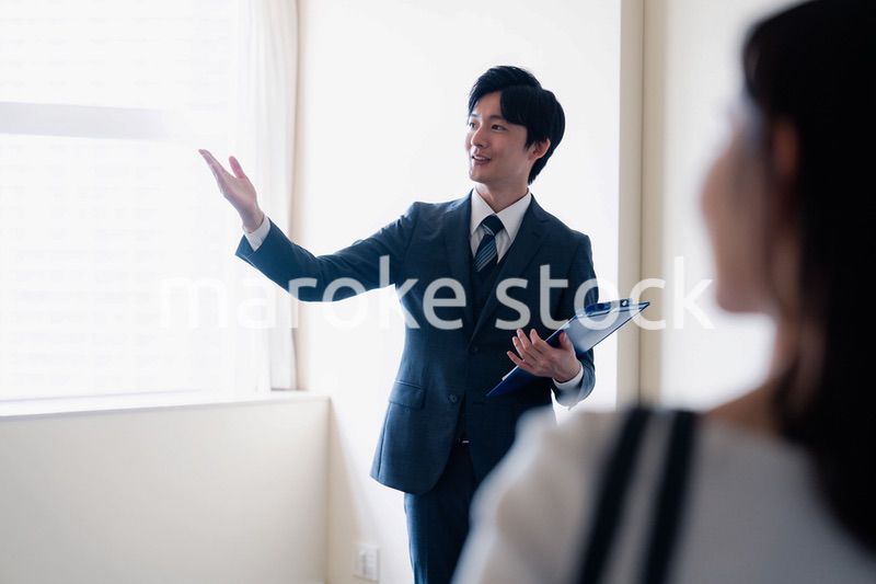 マンションの中を案内する不動産会社の男性