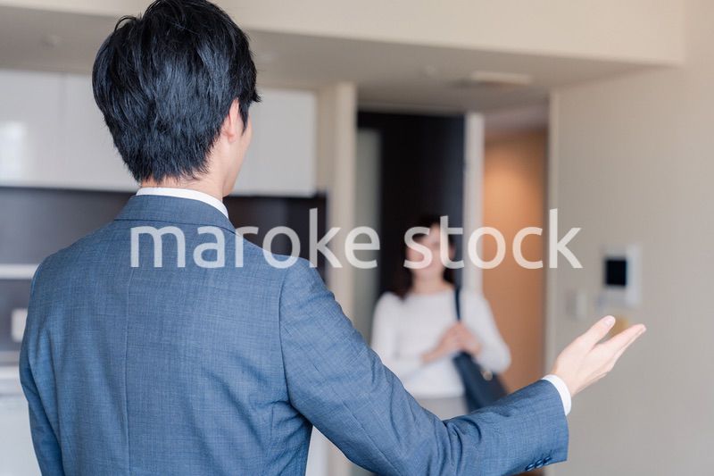 マンションの中を案内する不動産会社の男性