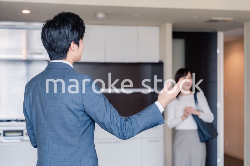 マンションの中を案内する不動産会社の男性