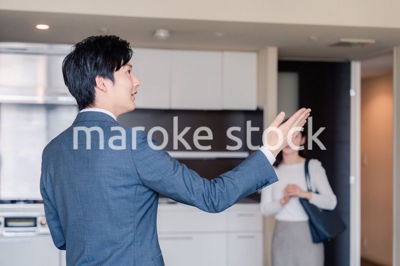 マンションの中を案内する不動産会社の男性