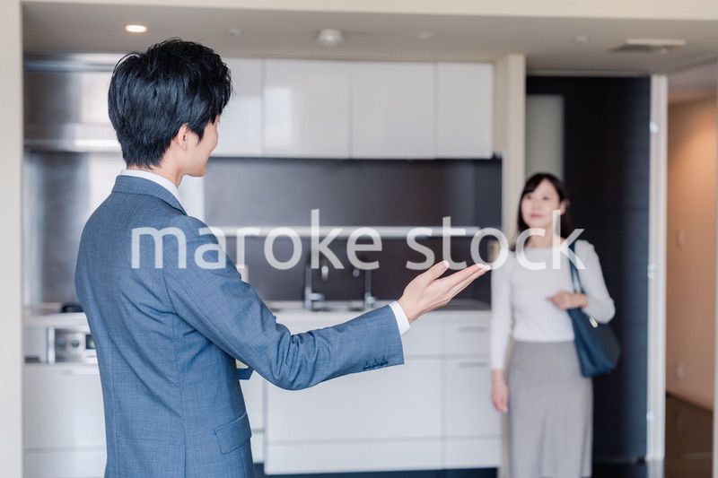 マンションの中を案内する不動産会社の男性
