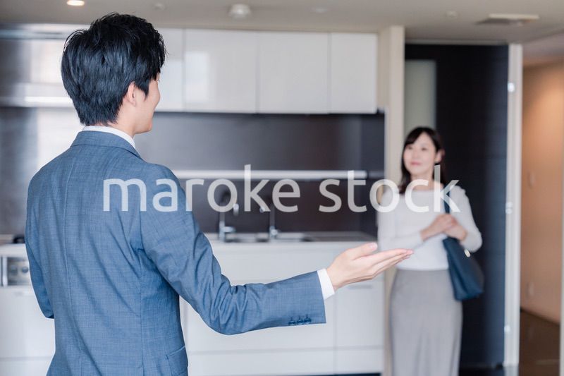 マンションの中を案内する不動産会社の男性