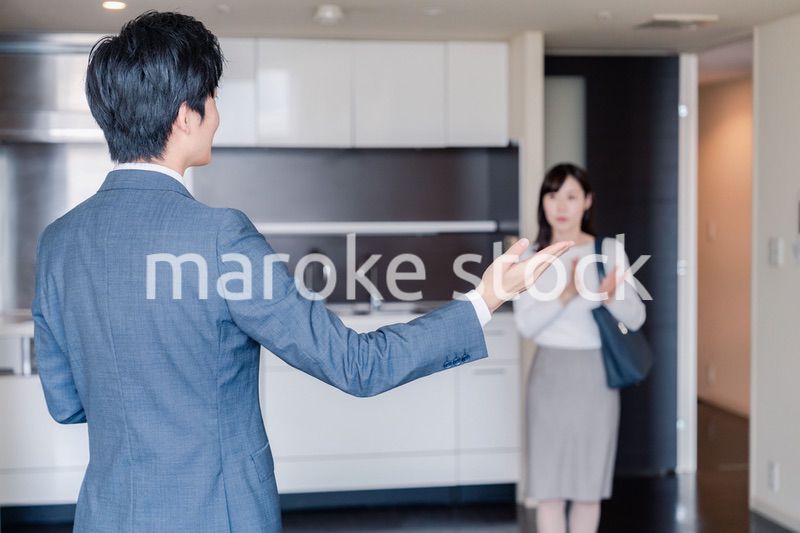 マンションの中を案内する不動産会社の男性