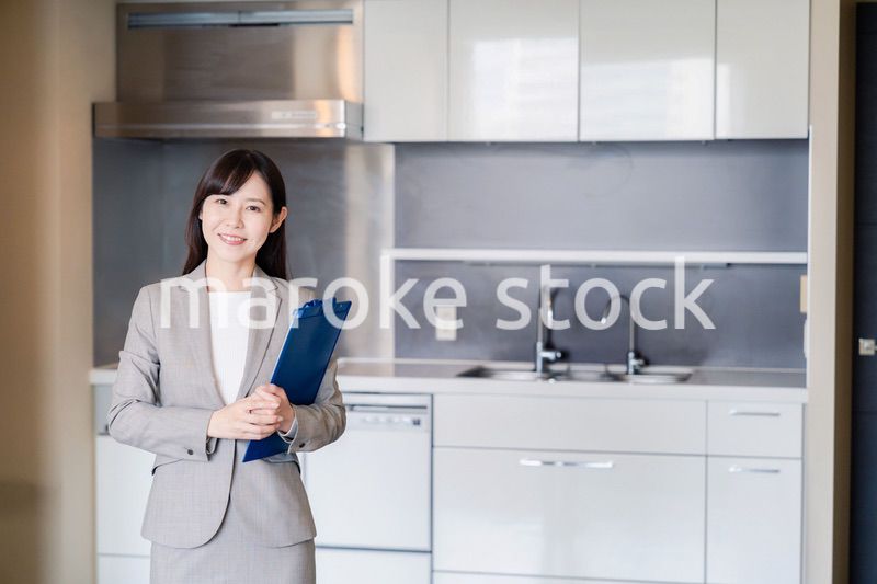 物件の案内をする不動産会社の女性