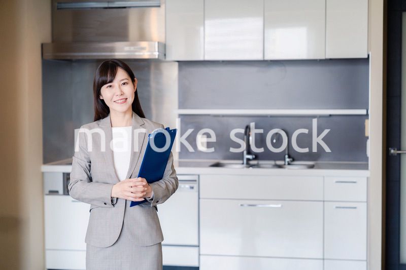物件の案内をする不動産会社の女性