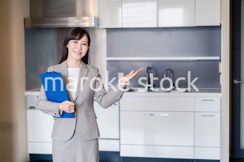 物件の案内をする不動産会社の女性