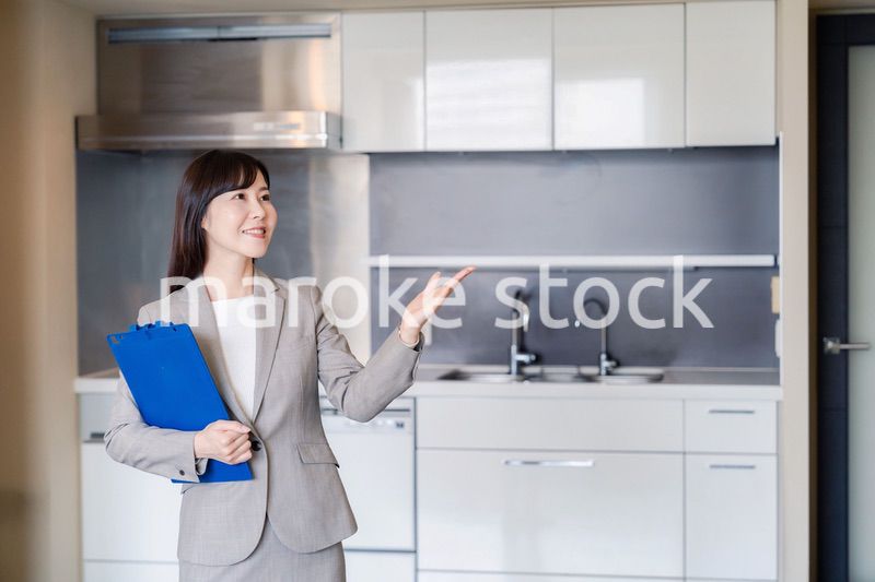 物件の案内をする不動産会社の女性