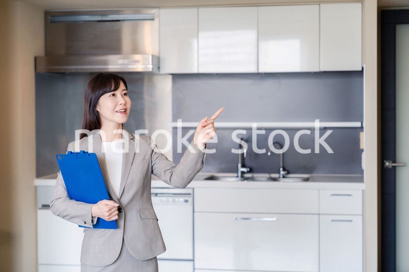 物件の案内をする不動産会社の女性