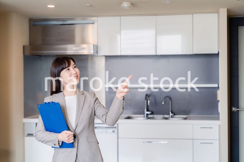 物件の案内をする不動産会社の女性