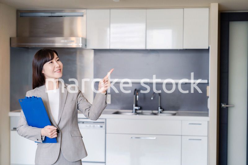 物件の案内をする不動産会社の女性