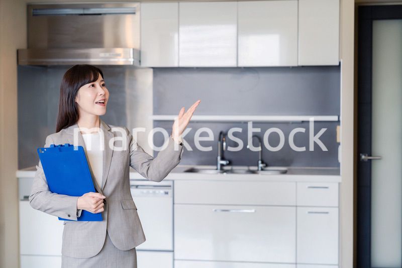 物件の案内をする不動産会社の女性