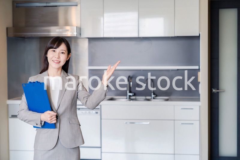 物件の案内をする不動産会社の女性