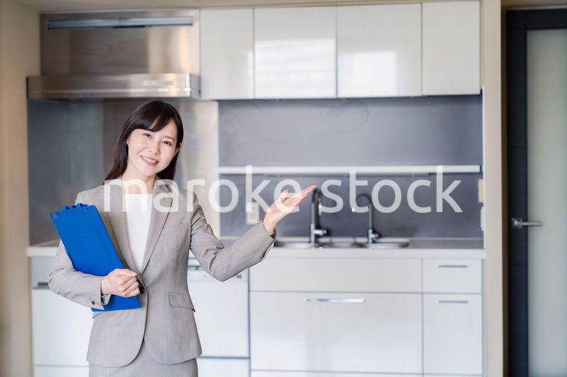 物件の案内をする不動産会社の女性